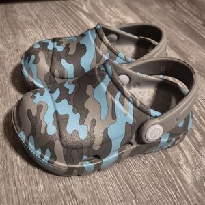 Fun Size 5 blue and gray camo Sandals